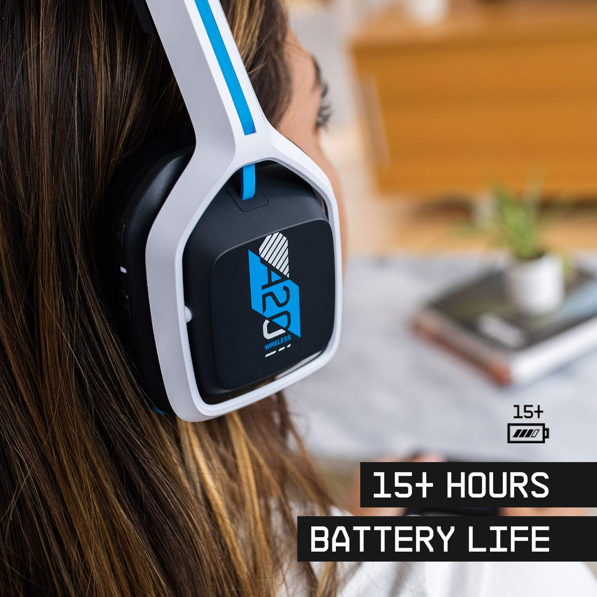 Auriculares inalámbricos Astro Gaming Logitech G A20 Gen 2 para PlayStation en color blanco y azul, con diseño cómodo y ajustable.